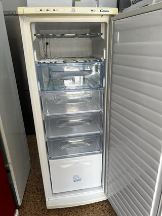 Congelador vertical Candy blanco