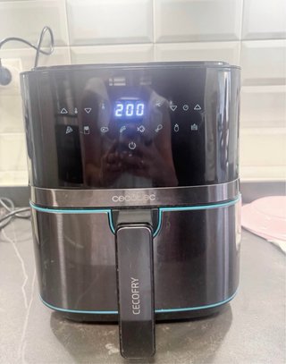Cafetera DeLonghi Cápsulas y freidora cecotec