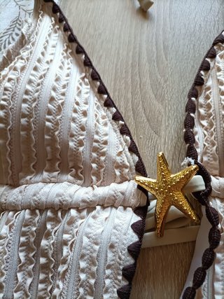Bañador beige con detalle estrella dorada