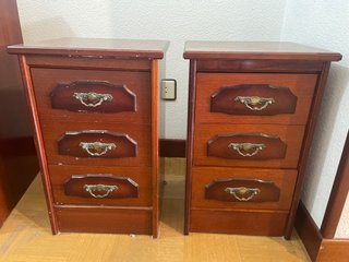 Due comodini in legno