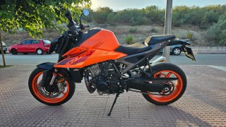 KTM 990 Duke Naranja y Negra