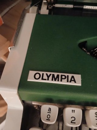 Máquina de escribir Olympia Traveller de Luxe