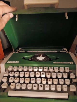 Máquina de escribir Olympia Traveller de Luxe