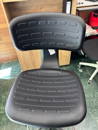 Taburete de oficina negro