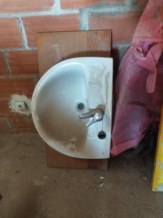 Lavabo de baño con soporte de madera