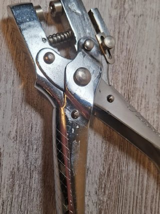 Máquina para tachuelas y botones