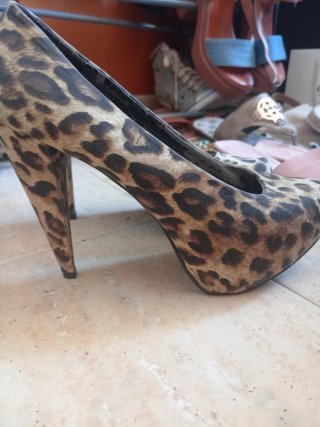 Zapatos de tacón con estampado de leopardo