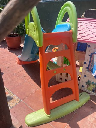 Tobogán infantil azul y naranja