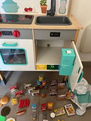 Cocinita de madera con accesorios