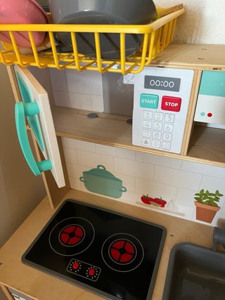 Cocinita de madera con accesorios