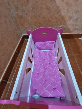 Cuna de muñeca de madera con balancín