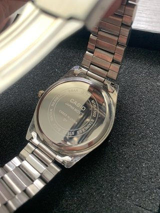 Casio MTP-1302 Esfera Turquesa y Correa Plateada