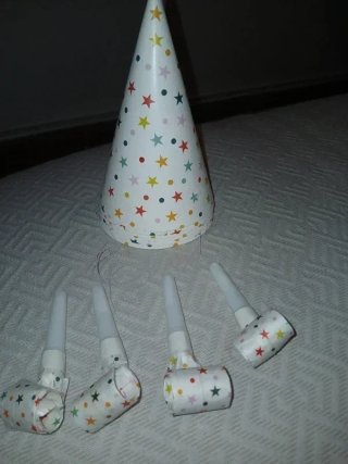 Chapéu e serpentinas de festa