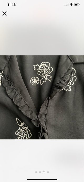 Blusa Karen Arnold preta com flores brancas