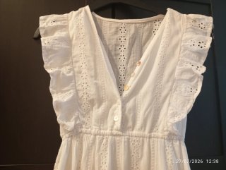 Vestido blanco de verano con volantes