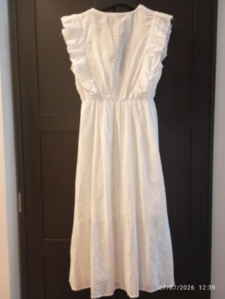 Vestido blanco de verano con volantes