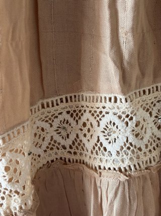 Vestido largo beige crochet y volantes