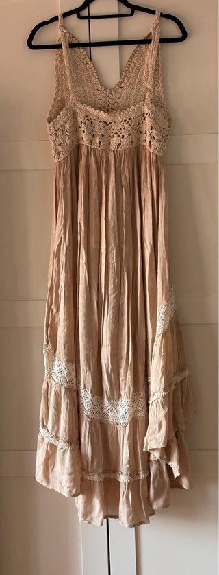 Vestido largo beige crochet y volantes