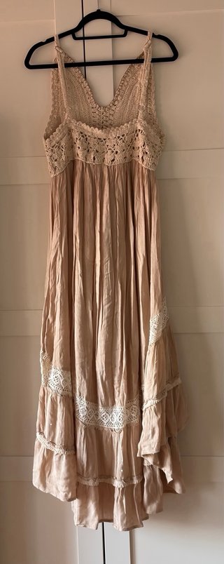 Vestido largo beige crochet y volantes