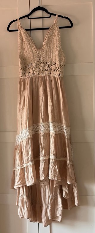 Vestido largo beige crochet y volantes
