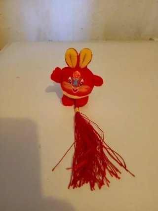 Peluche Coelho Vermelho e Amarelo