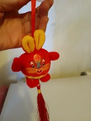 Peluche Coelho Vermelho e Amarelo