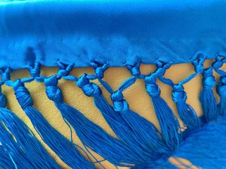 Mantoncillo Flamenco Azul Petróleo Bordado
