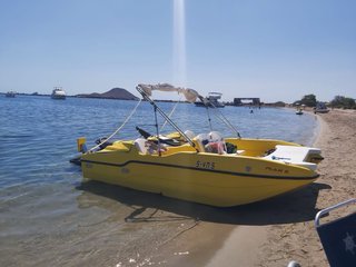 Barco moto de agua con remolque