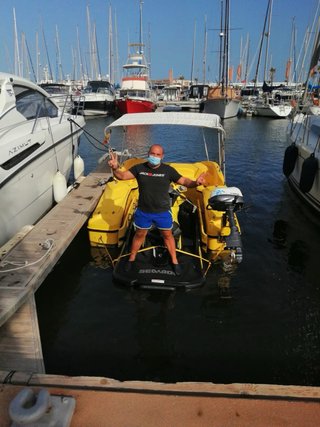 Barco moto de agua con remolque