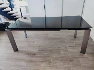 Mesa comedor extensible cristal negro y metal