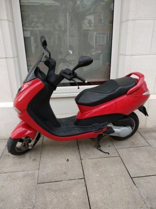 Peugeot 125cc Scooter Roja