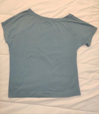 Camiseta azul de manga corta