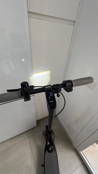 Patinete eléctrico negro