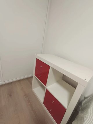 Urge por mudanza.Estantería modular Ikea blanca y