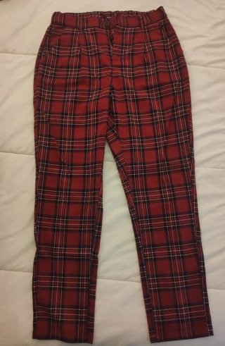 Pantalones de cuadros rojos y negros