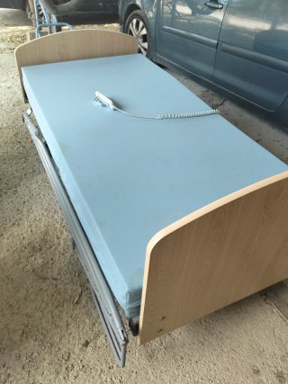 Cama articulada hospitalaria