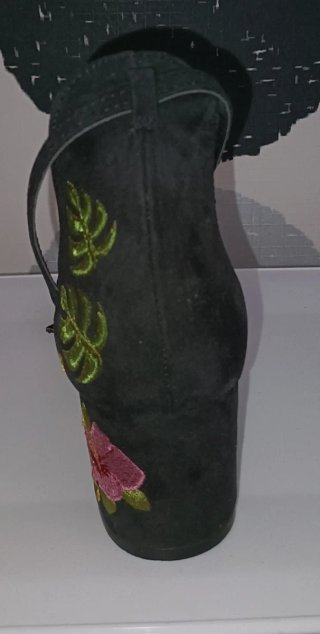 Sandalias tacón negras bordadas flores