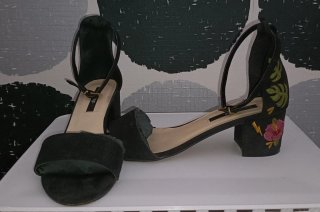 Sandalias tacón negras bordadas flores