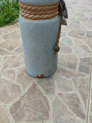 Jarrón de barro decorativo