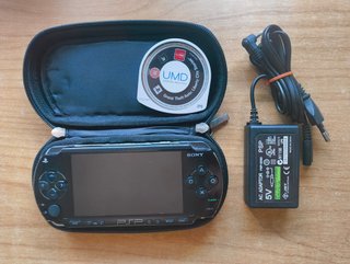 PSP-1004 + GTA, tarjeta 4 GB, funda y cargador