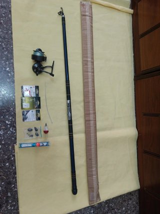 Caña de pescar y carrete con accesorios