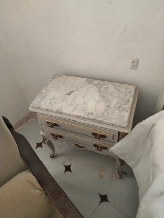 Mesa de comedor ovalada con pedestal y muebles