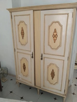 Mesa de comedor ovalada con pedestal y muebles