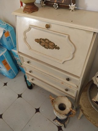 Mesa de comedor ovalada con pedestal y muebles