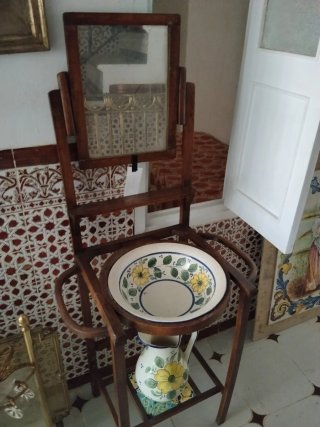 Mesa de comedor ovalada con pedestal y muebles