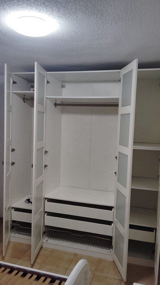 Armario blanco de 4 puertas con cristal