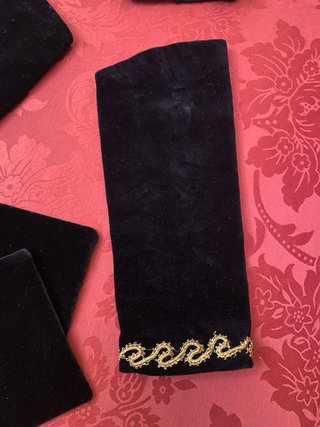 Saya bordada en oro sobre terciopelo negro