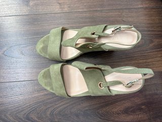 Sandalia tacón cuña verde