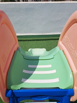 Tobogán infantil verde, naranja y azul