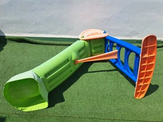 Tobogán infantil verde, naranja y azul